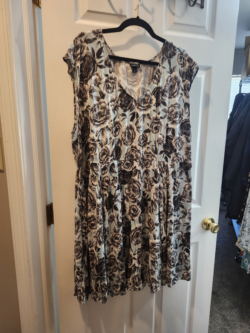Torrid Sleeveless Floral Swing Top in Black and Cream, Torrid 3 = 3X